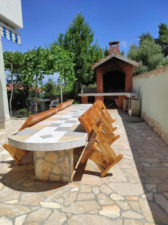 Family Friendly Apartments With A Swimming Pool Arbanija, Ciovo - 16478 Трогир