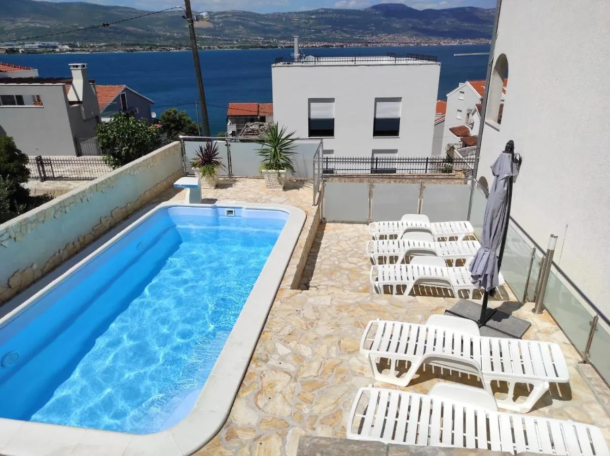 Family Friendly Apartments With A Swimming Pool Arbanija, Ciovo - 16478 Трогир