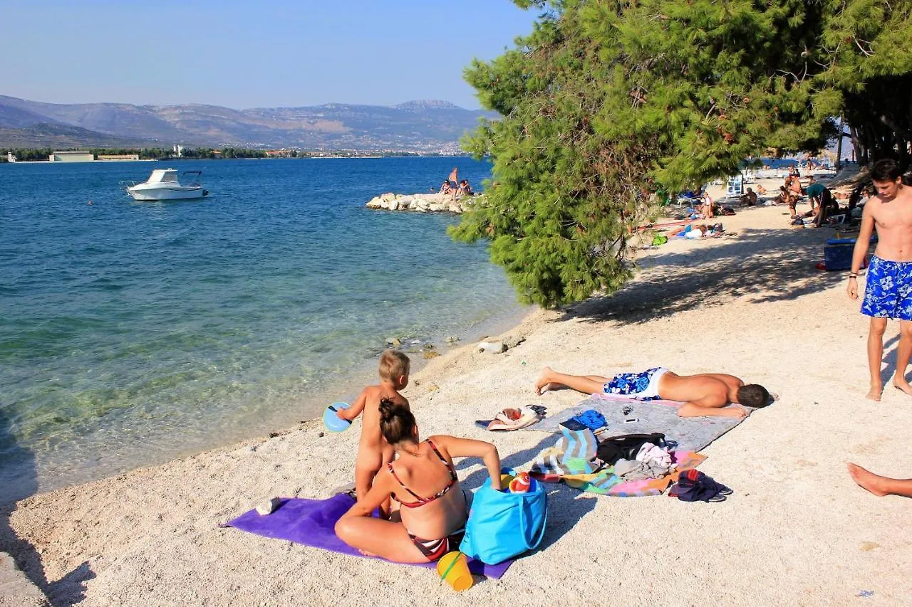 Family Friendly Apartments With A Swimming Pool Arbanija, Ciovo - 16478 Трогир