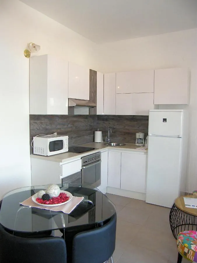 Family Friendly Apartments With A Swimming Pool Arbanija, Ciovo - 16478 Трогир