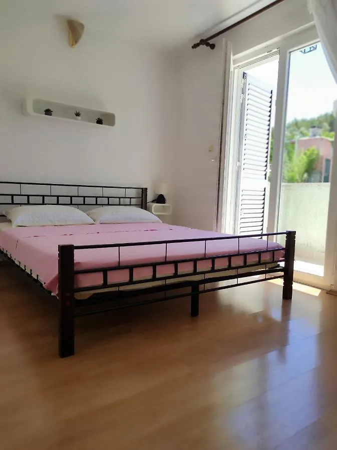 Family Friendly Apartments With A Swimming Pool Arbanija, Ciovo - 16478 Трогир