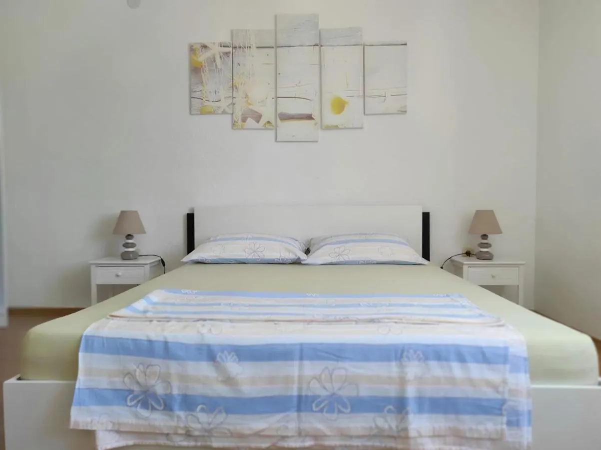 Family Friendly Apartments With A Swimming Pool Arbanija, Ciovo - 16478 Трогир