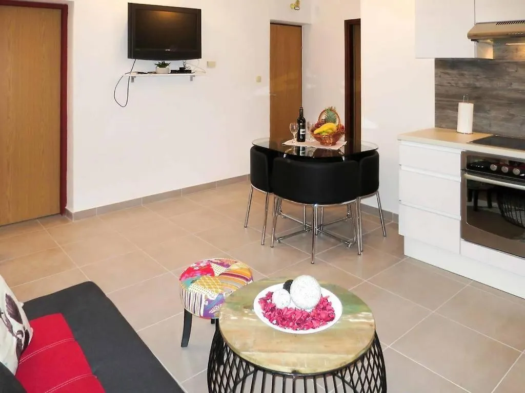 Family Friendly Apartments With A Swimming Pool Arbanija, Ciovo - 16478 Трогир