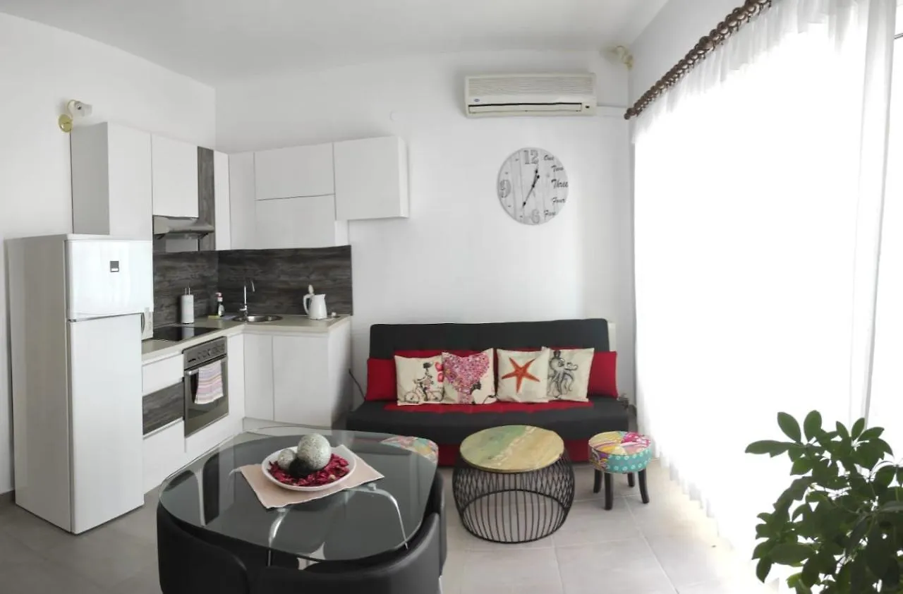 Family Friendly Apartments With A Swimming Pool Arbanija, Ciovo - 16478 Трогир