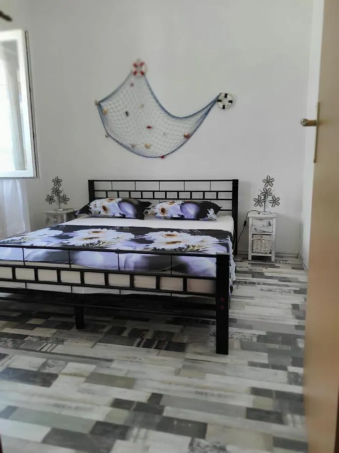 Family Friendly Apartments With A Swimming Pool Arbanija, Ciovo - 16478 Трогир
